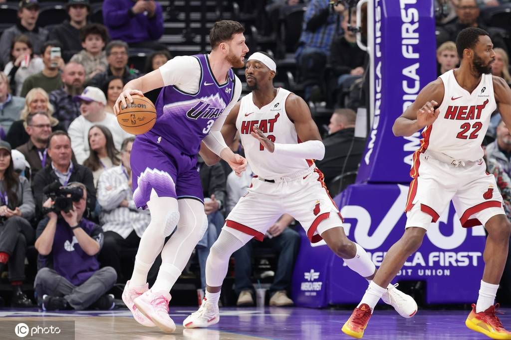 努尔基奇连场三双阿德巴约26+15 热火31分大胜爵士